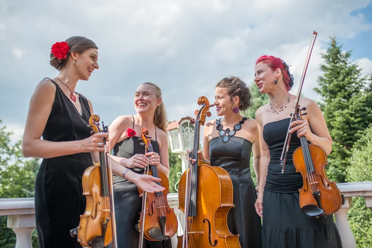 Streichquartett Amore - outdoor, einander ansehend